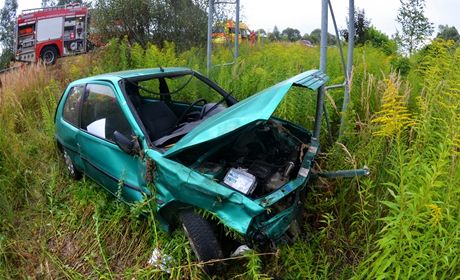 Peugeot se zastavil a o konstrukci bilboardu, idi vak zmizel neznámo kam.