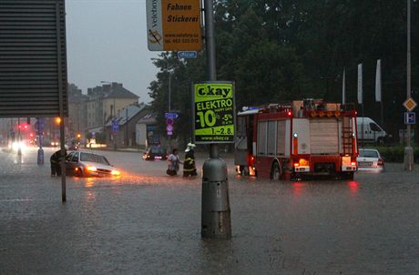 Pívalové lijáky v minulosti nkolikrát zaplavily hlavní silnici v Ústí nad Orlicí.