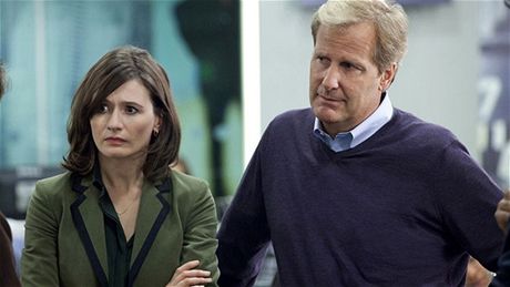 Emily Mortimerová a Jeff Daniels v seriálu Newsroom