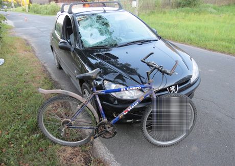 Sráka cyklisty s autem v Horní Brusnici na Trutnovsku