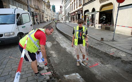 Oprava kolejí v Preovské ulici v Plzni.