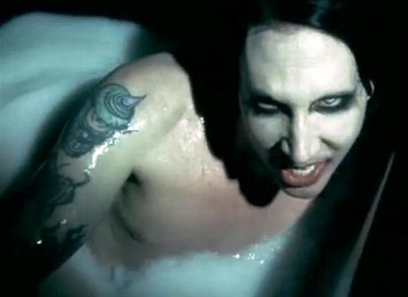 Marilyn Manson v pobuujícím klipu k písni Saint