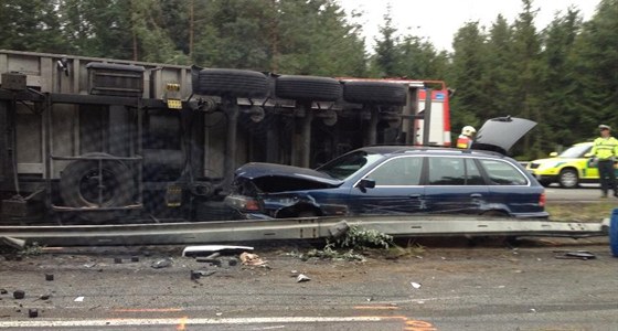 Kamion s nákladem briket havaroval na 63. kilometru dálnice D1 (9.8.2013)