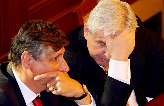 Jií Rusnok a Jan Fischer ve Snmovn pi jednání o dve vlád.