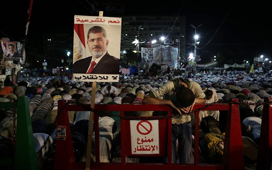 V Egypt u msíc protestují pívrenci Muslimského bratrstva proti sesazení...