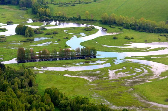 Pod obcí elnava smrem na Novou Pec se Vltava vlévá do pehradní nádre Lipno.