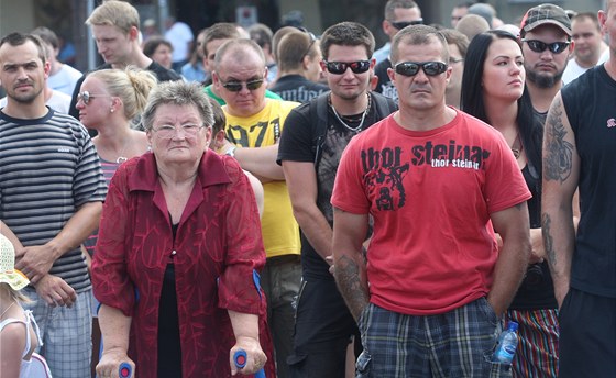 Telefónica O2 nabízela svým zákazníkm slevu na oblíbenou znaku neonacist Thor Steinar. Její výrobky mli na sob i nkteí úastníci sobotní demonstrace ve Vítkov.