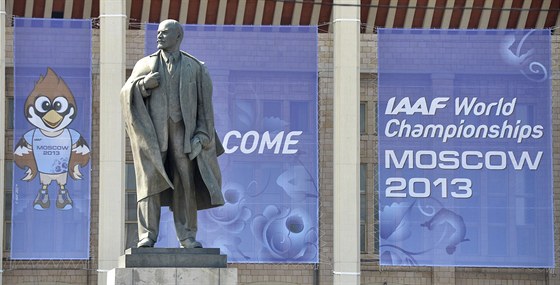 POD DOHLEDEM LENINA. Olympijský areál Luniky "hlídá" socha Lenina.