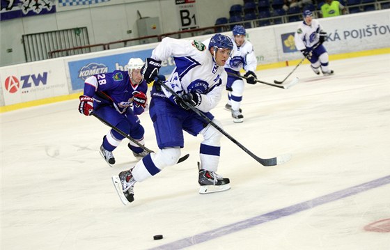 Hokejisté Komety Brno se radují z výhry.