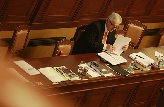 Premiér Jií Rusnok v Poslanecké snmovn bhem schze o dve vlád (7. srpna...
