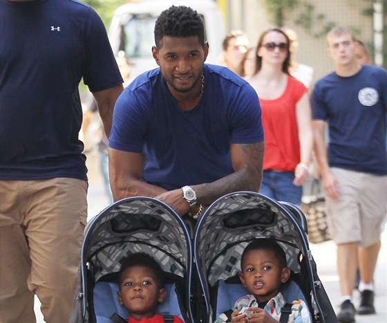 Rapper Usher se svými dvma syny (2013)