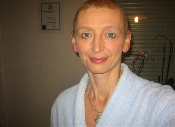 Bhem chemoterapie pila paní Alena o vlasy, asem jí ale narostly nové.