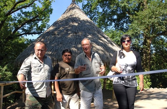 Náelník Dennis z Venezuely pomohl v Plzni postavit pravou indiánskou chýi