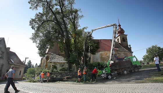 Krajem se v noci na stedu prohnaly silné bouky. Hasii vyjídli k asi 120 událostem, nejastji odstraovali popadané stromy a vtve. V Plané u Hromnic pokodila vyvrácená vzrostlá lípa stechu kostela.