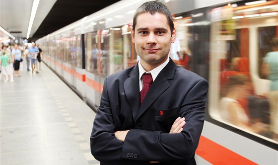 Sbormistr a varhaník  Luká Janírek je strojvedoucím metra od roku 2008. Metro