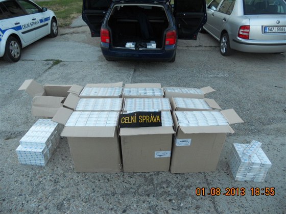Ve vozidle celníci objevili 10 papírových krabic a jeden erný igelitový pytel