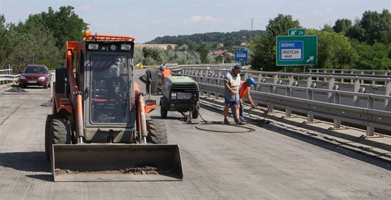 Na prostjovské estakád Haná nyní probíhá oprava silnice, pi které bude...