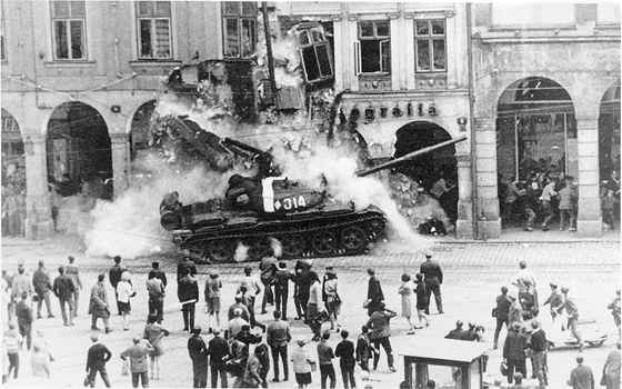 Ruský tank bourá v srpnu roku 1968 podloubí na libereckém námstí.  