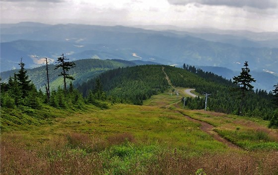 Z vrcholu se odkryjí celé Beskydy i msta a vesnice v údolí.