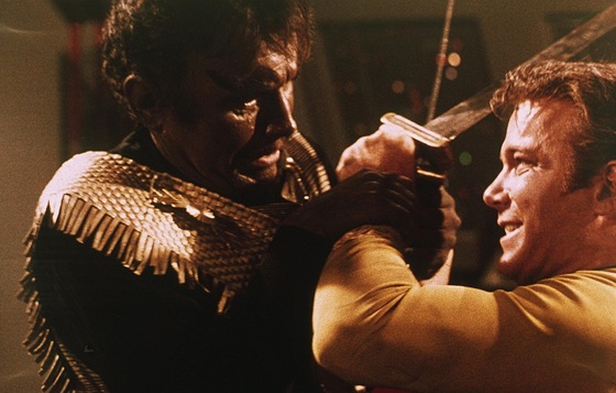 Michael Ansara (vlevo) a William Shatner v televizní sérii Star Trek
