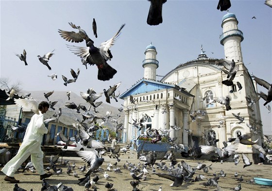 Hejno holub u meity v centru Kábulu. Na svátek Íd al-fitr ji zaplní stovky