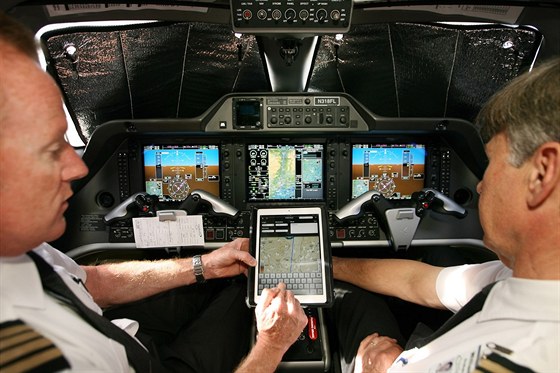 Tablety v pilotních kabinách nahrazují papírovou dokumentaci