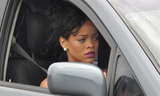 Rihanna na pohbu babiky (10. ervence 2012)