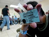 Takto kon vce ne polovina uprchlk z Hondurasu - s identifikan kartikou...