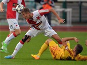 Dukla Praha - Slavia: Hostujc Ondej Petrk (vlevo) hlavikuje, Lubo Kalouda