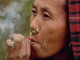 Piercing nosu je bný také u en z kmene Gurung, který ije v sousedním...