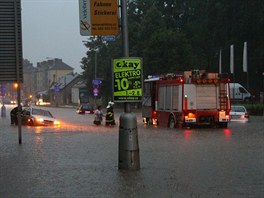 idika bhem nedlní boue v Ústí nad Orlicí opoutí za pomoci hasi uvznné...