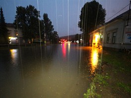 Bhem nkolika desítek minut byla zatopena i tamní Královehradecká ulice.