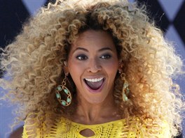 V roce 2011 byla Beyoncé poznat u z dálky. V hustých kudrnách mla hlavu...