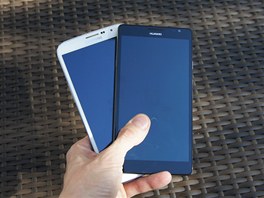 Displeje obou telefon mají rozliení HD, tedy 1 280 × 720 pixel. U Huawei jde...