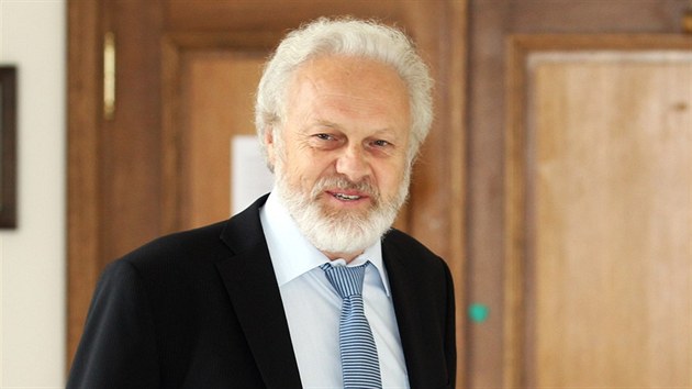 Sttn zstupce Petr Jirt pichz k soudu s Davidem Rathem a spol. (8. srpna 2013)