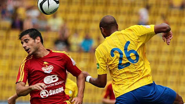 SOUBOJ VE VZDUCHU. Jos Antonio Romera z Dukly (vlevo) a teplick Alves Freitas Santos Nivaldo.