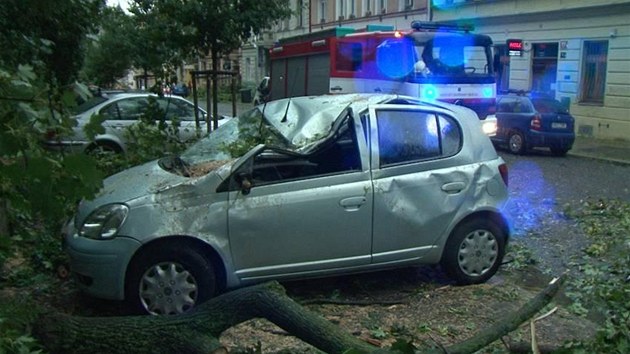 Znien auto po bouce v Praze (4.8.2013)