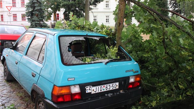 Rozbité auto v Jihlav (4.8.2013)