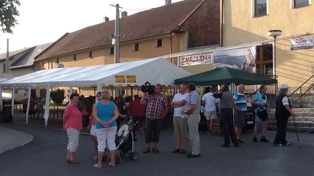 K pleitosti pejmenovn restaurace se sely asi ti stovky lid.