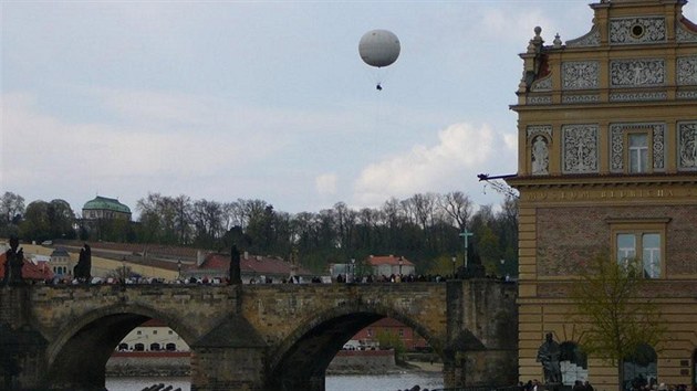 Vyhldkov balon nad centrem metropole. V nedli ho odnesl siln vtr.