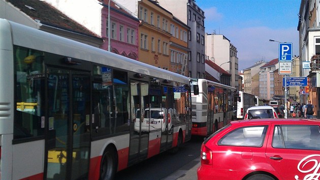Autobusy se pomalu sunou ucpanou Konvovou ulic