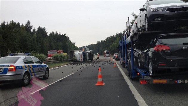 Kamion s nkladem briket havaroval na 63. kilometru dlnice D1 (9.8.2013)