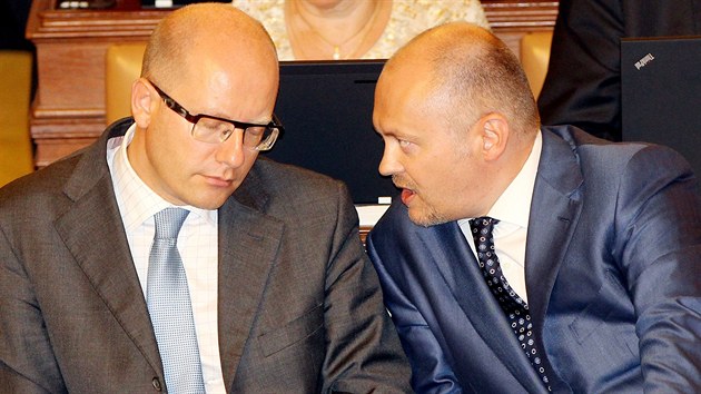Bohuslav Sobotka a Michal Haek ve Snmovn pi jednání o dve Rusnokov...