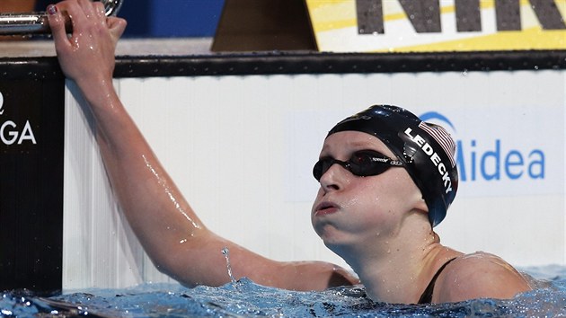 ZA TU DINU TO STLO. Americk plavkyn Katie Ledeck vyhrla zvod na 800 m volnm zpsobem. Navc zaplavala svtov rekord - 8:13,86.