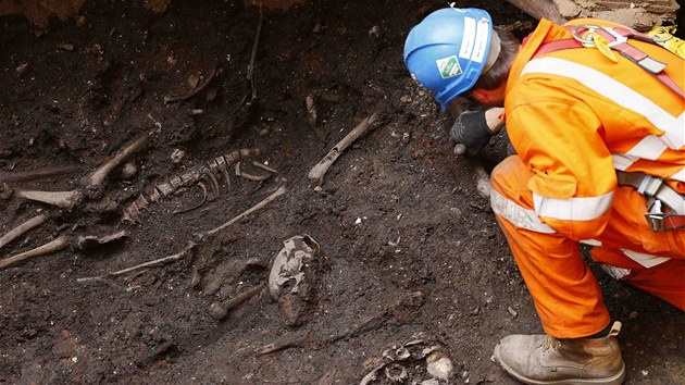Archeologov nachzej kostry na hbitov ze 17. stolet, kter se ukrval pod nnosy pdy v centru Londna u stanice Liverpool Street. Le tam i ostatky pacient tehdejho stavu pro duevn chor zvanho Bedlam (7. srpna 2013) 