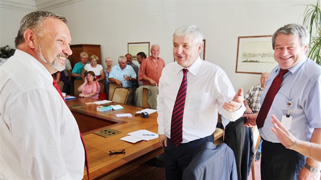 Premir Ji Rusnok se ped stedenm hlasovnm o dve vld setkal s poslanci KSM. Na snmku Rusnok (uprosted), Vojtch Filip (vpravo) a Pavel Kovik. (6. srpna 2013)