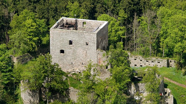 Na vrcholku Vtkova kamene na pravm behu pehrady stoj zcenina Vtkv hrdek pochzejc z poloviny 13. stolet. Se svou nadmoskou vkou 1 053 metr je nejve poloenm hradem v esku.