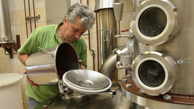 A šup s kvasem do kotle, začíná pálení. Jan Škorvan, majitel pálenice v Radkově na Opavsku, se těší na dobrou sezonu.