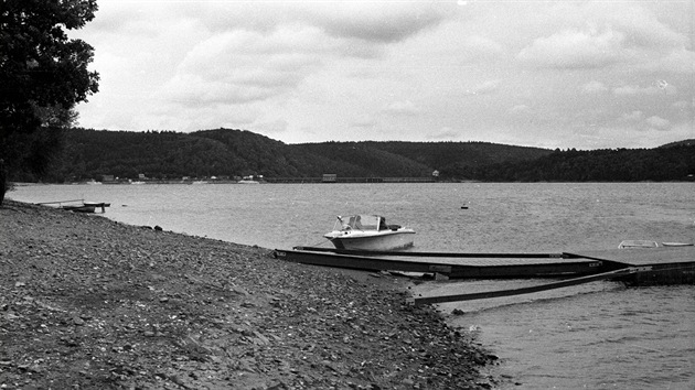 Msto nlezu nmon miny na Vranovsk pehrad na zatku srpna 1983  mina se nachz nkolik destek metr od levho behu na dn piblin na rovni lunu, v pozad je pehradn hrz.