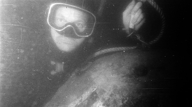 Potáp Josef Kotlan se nechal vyfotit pi instalaci lana na minu (aby byl lépe...